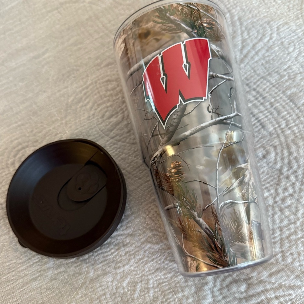 Wisconsin Badgers Tervis Tumbler RealTree Camo Cup Lid Bucky 24 oz Insulated